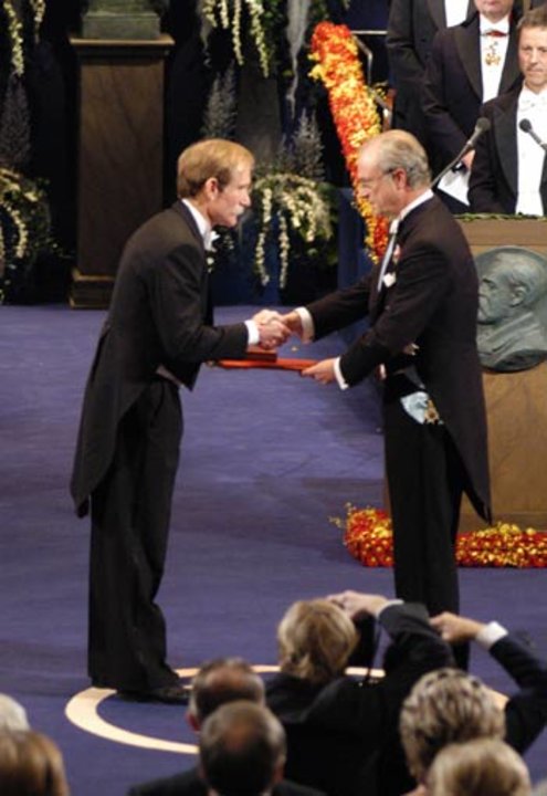 Peter Agre 於 2003 年諾貝爾頒獎典禮上，從瑞典國王手中領取獎章